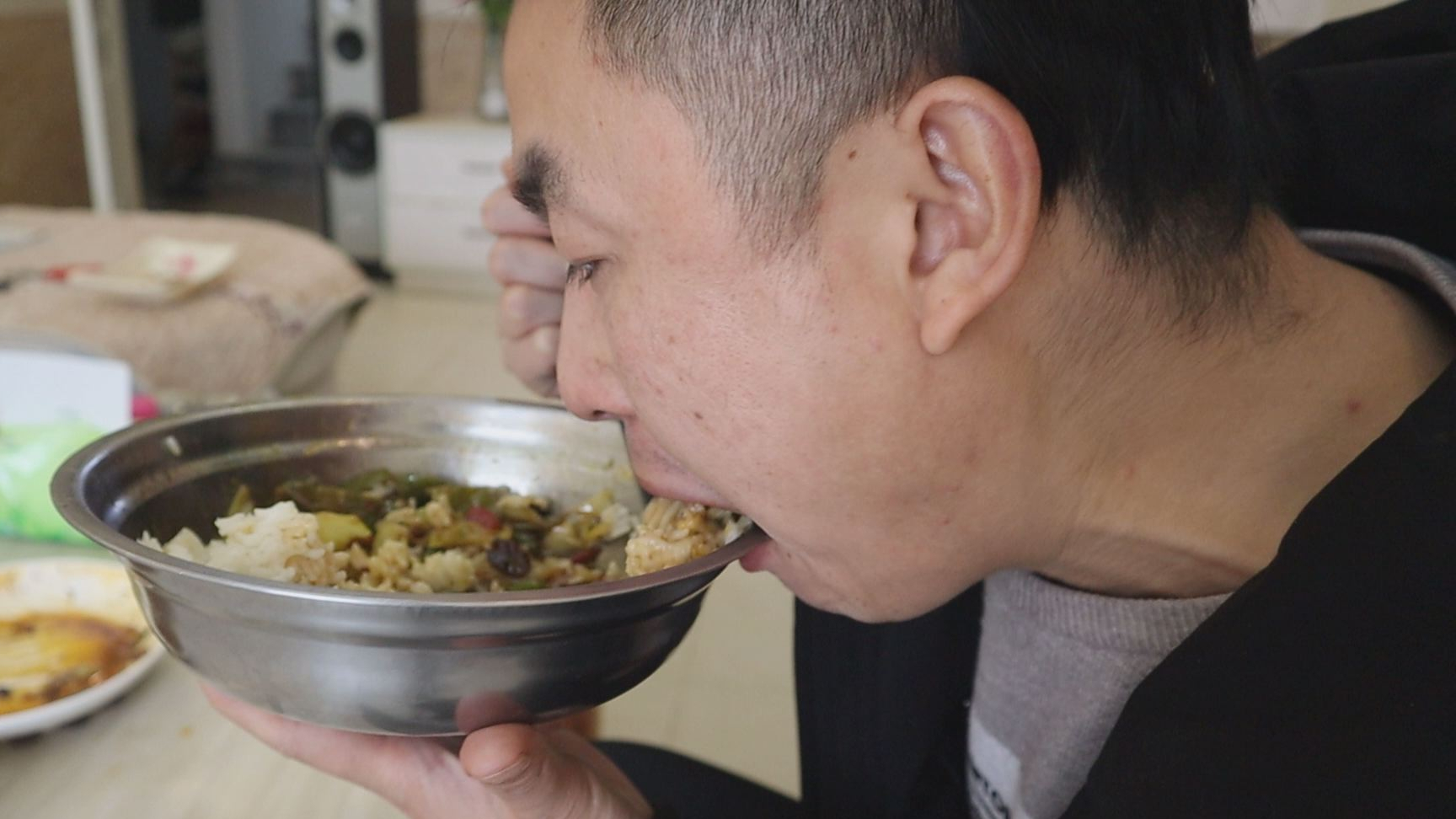 一个月没进城,今天去买了400元的菜,吃完午饭后老妈做了4个扫把